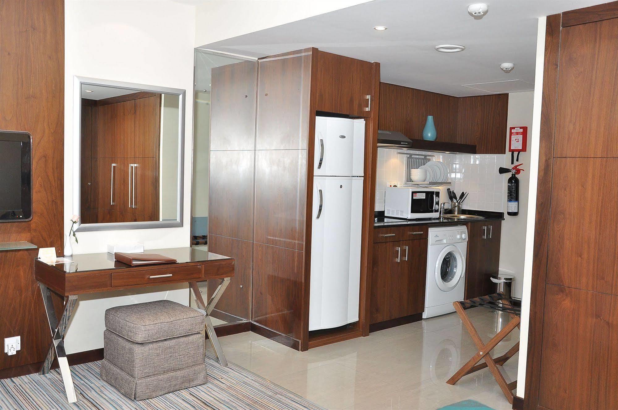 Phoenix Plaza Hotel Apartments Абу-Даби Экстерьер фото
