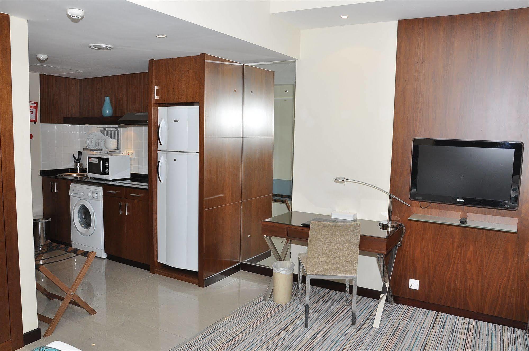 Phoenix Plaza Hotel Apartments Абу-Даби Экстерьер фото